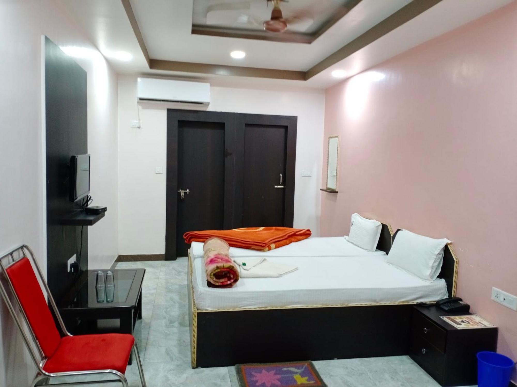 Hotel Sunaina International Gaya Bilik gambar